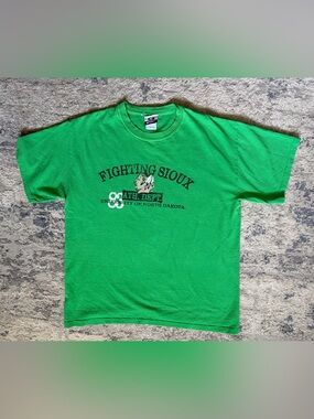 Vintage UND Fighting Sioux Retired Logo Graphic T-Shirt Green Size Large  Tee